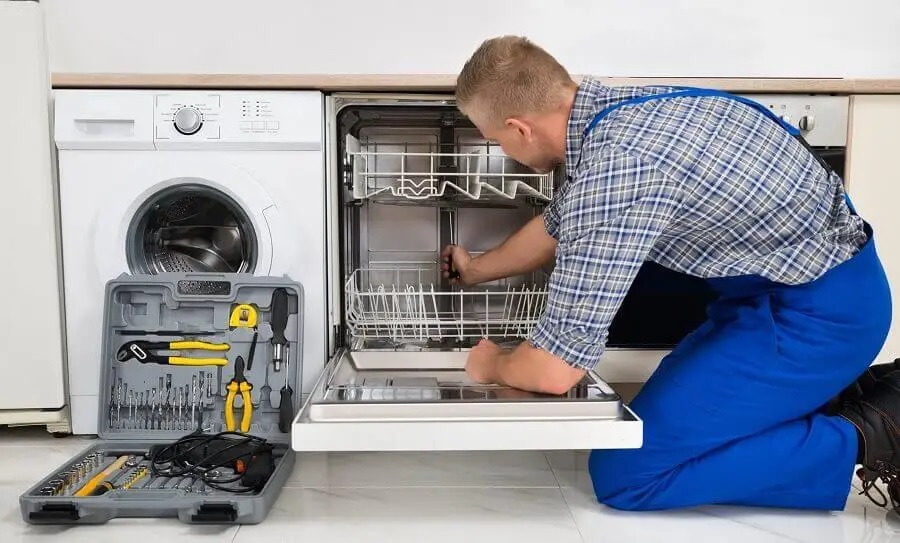 Kınık Gaggenau servisi teknisyen ekibi beyaz eşya tamiri yaparken
